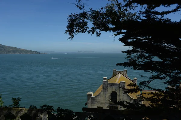 Pequeña casa a orillas de la bahía de San Francisco — Foto de Stock