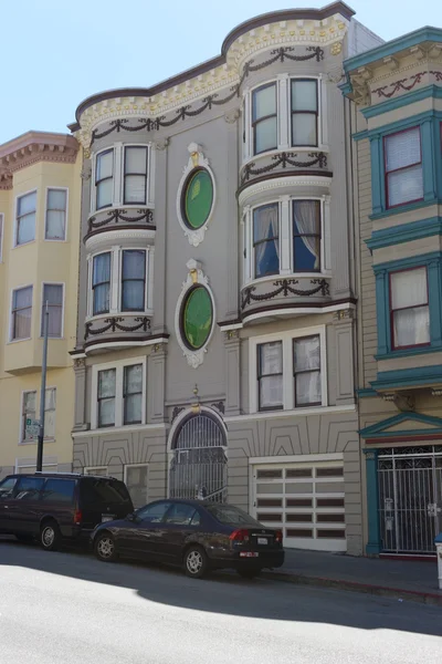 Bu şehirde bina kukla