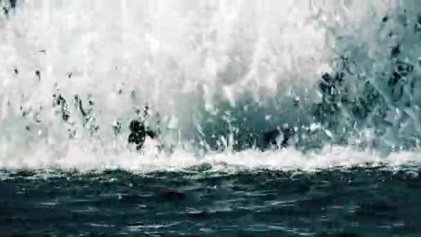 Closeup velké fontány v rybníce postřik masivní vody — Stock video