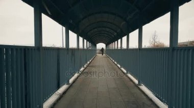 Uzak yaya köprüsü koşan adam