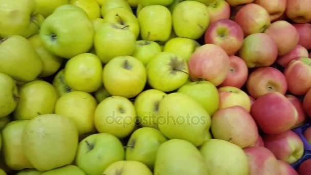 Haufen roter, gelber und grüner Apfeln, Schwenkbewegung — Stockvideo
