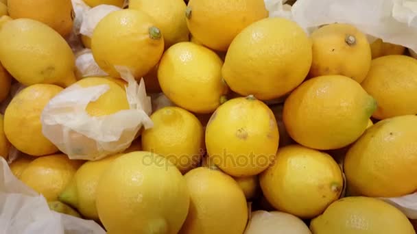 Montón de limones amarillos suaves, movimiento de la sartén — Vídeos de Stock