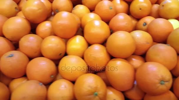 Montón de naranja grande, movimiento de la sartén — Vídeos de Stock