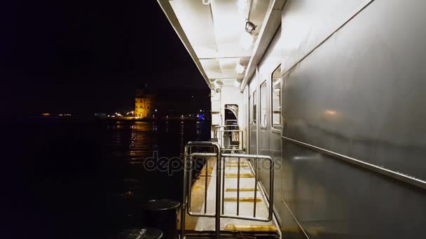 Zeegezicht uitzicht vanaf de veerboot bij nacht — Stockvideo
