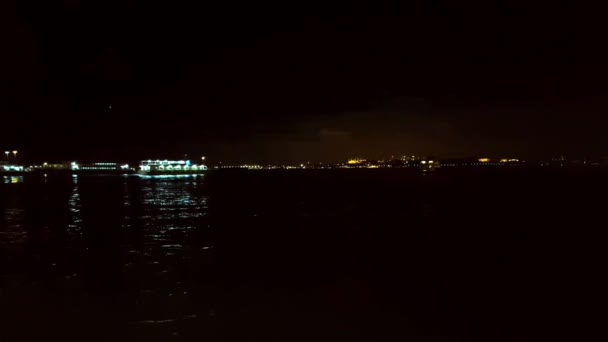 Seascape utsikt från färjan på natten — Stockvideo