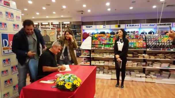 埃斯基 土耳其 2016年12月4日 著名的土耳其记者签署他的新书 — 图库视频影像