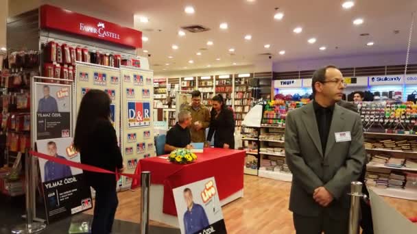 Eskisehir Turki Desember 2016 Wartawan Turki Terkenal Menandatangani Buku Barunya — Stok Video
