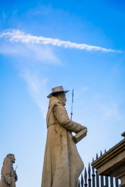 26 Ekim 2019, Kalwaria Zebrzydowska, Polonya. St. Mary Bazilikası 'na giriş. Heykeller, detaylar