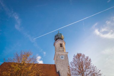 Almanya, Tussling 'deki Hac Kilisesi Wallfahrtskirche Heiligenstatt. Uçak mavi gökyüzünde zıt düşüyor.