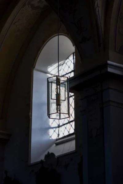 Tussling, Bavière, Allemagne. 2 novembre 2019. Belle fenêtre et une lampe dans l'église catholique allemande. Des détails. Église de pèlerinage Wallfahrtskirche Heiligenstatt — Photo