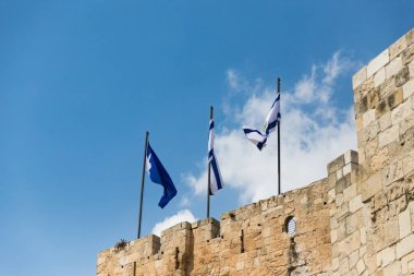 15 Eylül 2019, Kudüs, İsrail. İsrail bayrağı, bir Kudüs bayrağı ve siluetli bir bayrak. Eski Şehir 'deki David Müzesi Kulesi