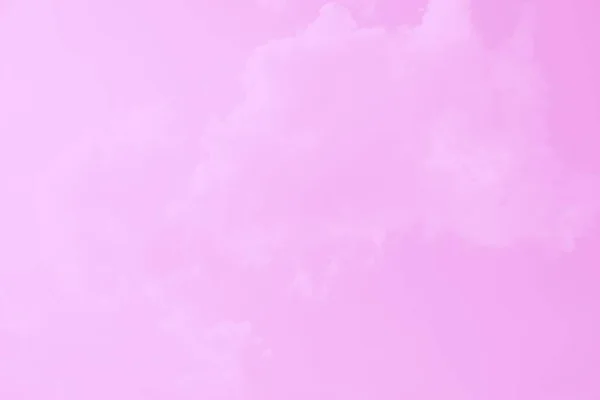 粉红的天空衬托着淡淡的粉色云彩. 复制空间 — 图库照片