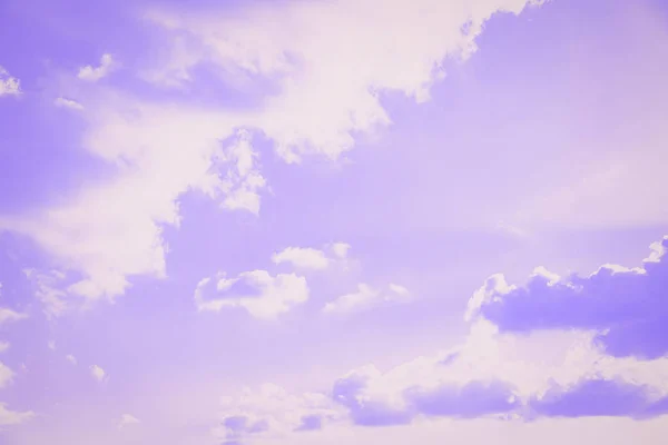 Violet paarse lucht met witte wolken. Luchtachtergrond — Stockfoto