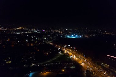 26 Ekim 2019. Krakow, Polonya. Parlak ışıklarla dolu bir gece şehri, atardamar manzaralı