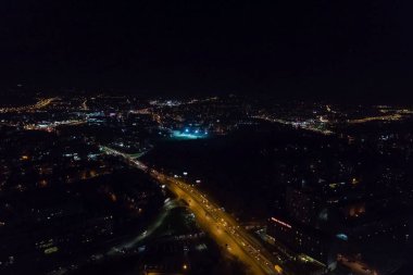 26 Ekim 2019. Krakow, Polonya. Parlak ışıklarla dolu bir gece şehri, atardamar manzaralı