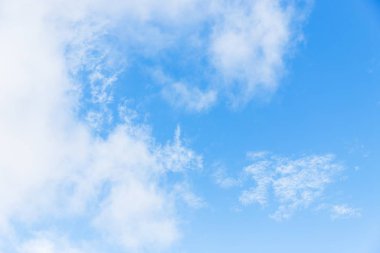 Cirrocumulus bulutlar ile ışık mavi gökyüzü. Güzel gökyüzü arka plan