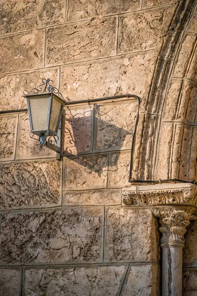 Lanterne vintage et son ombre sur un vieux mur. Des détails. Jérusalem, Israël — Photo