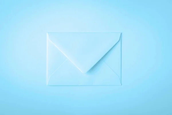 Envelope azul pálido suave claro no fundo azul. Conceito mínimo — Fotografia de Stock
