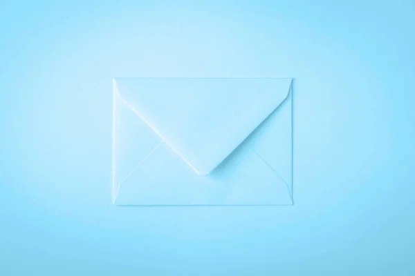 Envelope azul pálido suave claro no fundo azul. Conceito mínimo — Fotografia de Stock