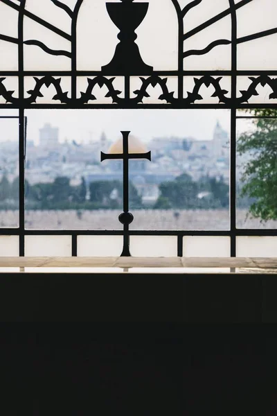 2019年9月14日エルサレム、イスラエル。ローマ・カトリック教会ドミノス・フリットの窓からの眺め。オリーブ山、エルサレム。イスラエルだスペースのコピー — ストック写真