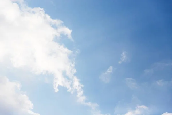 白い雲と薄い青空。美しい空の背景 — ストック写真