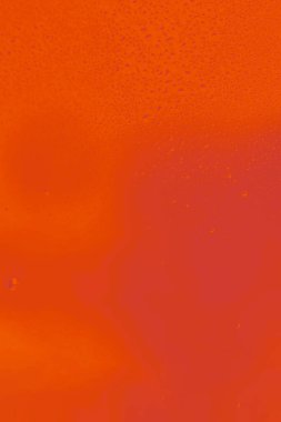 Parlak kırmızı turuncu, yemyeşil lav eğimli arkaplan ve bir damla su.