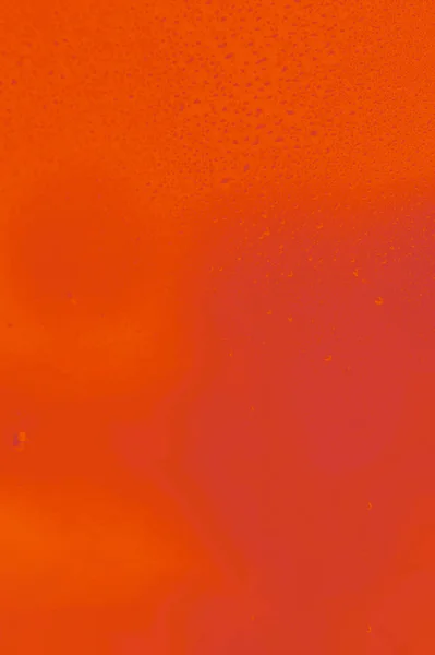 Élénk piros narancs buja láva gradiens háttér cseppek víz — Stock Fotó