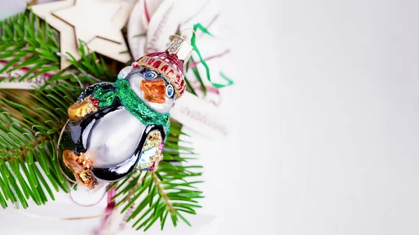 메리 크리스마스, 행복 한 새해. 크리스마스 나뭇가지와 재미있는 빈티지 펭귄 이 하얀 배경에 있습니다. 위에서 본 사진, 복사 공간, 16: 9 — 스톡 사진