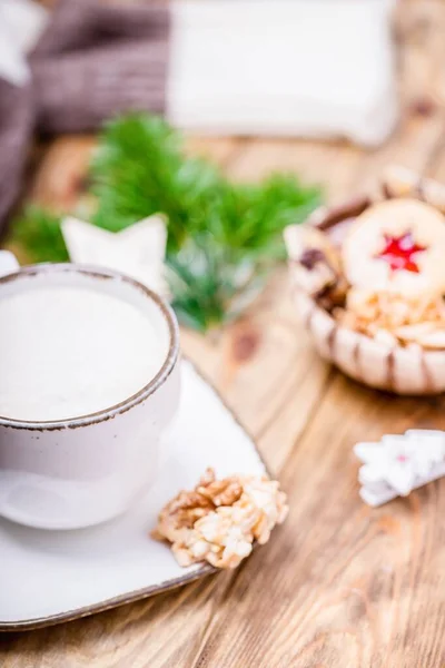 Humor de Navidad. Copa blanca de capuchino de café y galletas caseras. Fondo borroso — Foto de Stock