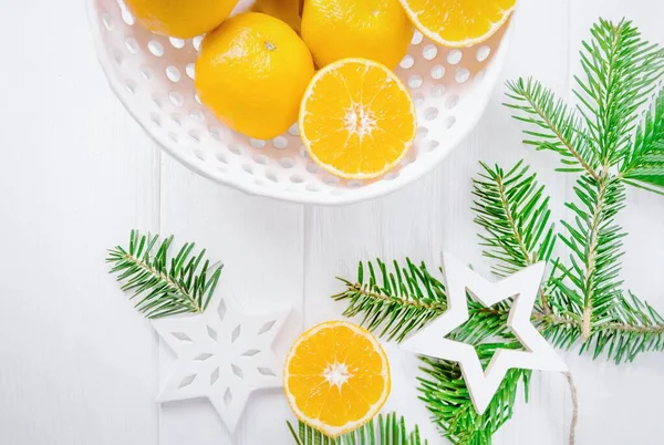 Feliz Navidad y Feliz Año Nuevo. Mandarinas o mandarinas y adornos navideños estrellas sobre fondo blanco — Foto de Stock