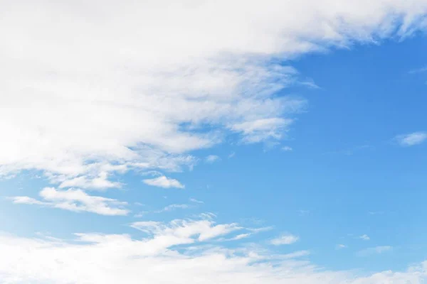 Красивые белые мягкие пушистые облака на голубом фоне неба — стоковое фото