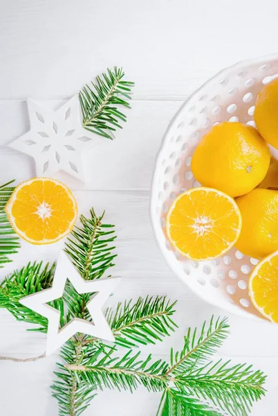 Feliz Navidad y Feliz Año Nuevo. Mandarinas o mandarinas y adornos navideños estrellas sobre fondo blanco — Foto de Stock