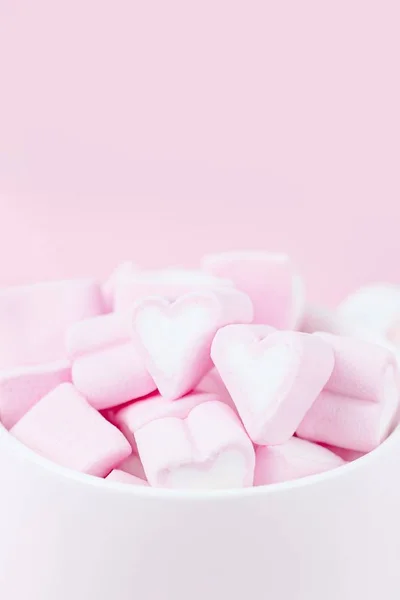 Valentinstag Hintergrund. weiche blassrosa süße Marshmallows Herzen, Kopierraum — Stockfoto