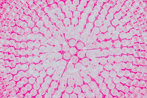 ピンクのグラデーションの背景。カットガラスランプ、詳細。断片だシャンデリアのクリスタル部分、魅力的な光の背景 — ストック写真
