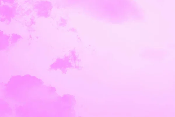 Fond clair rose pâle avec nuages magenta — Photo