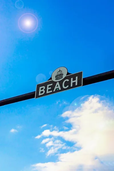 Gatuskylt Stranden och blå himmel med solsken — Stockfoto