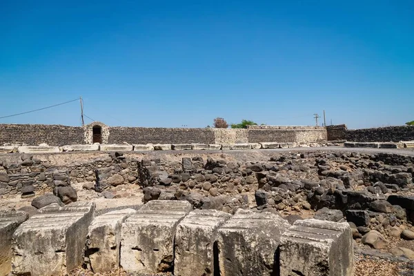 İsrail 'in Capernaum kentindeki eski balıkçı köyünde bir sinagogun kalıntıları. Mavi gökyüzü, güneşli gün — Stok fotoğraf