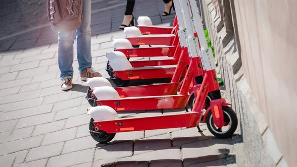 26 april 2019. Krakau, Polen. Elektrische scooters geparkeerd op straat. Huurstation. Milieuvriendelijk mobiliteitsconcept, 16: 9 panoramisch formaat — Stockfoto