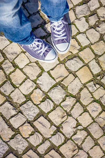 Selfie de pies. Pies femeninos en zapatillas azules en un pavimento ligero de la ciudad — Foto de Stock