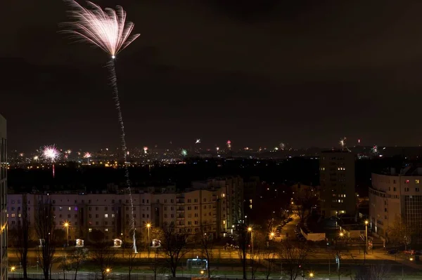 31 grudnia 2019. Kraków, Polska. Nocne miasto ze świecącymi światłami, noworoczne fajerwerki — Zdjęcie stockowe