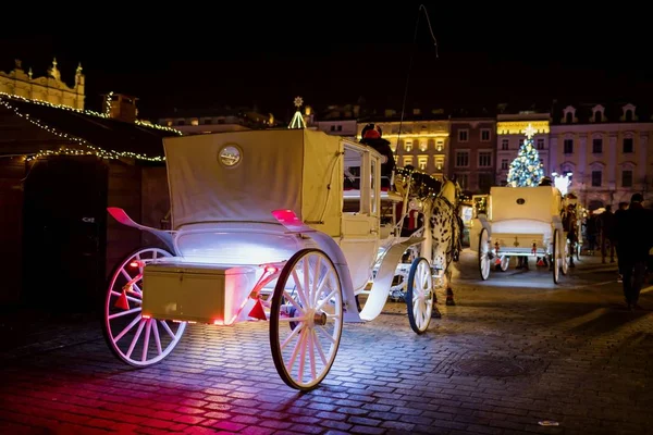 馬車馬に描かれた。馬とヴィンテージの馬車は観光客を運ぶ。クリスマスの時間,クラクフ,ポーランド — ストック写真