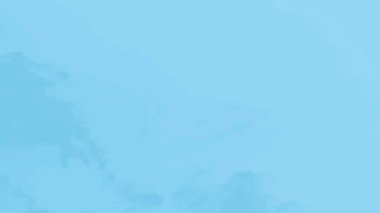 Açık mavi gökyüzü arkaplanı. 16: 9 panoramik biçimi