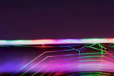 Koyu bir arka plan üzerinde parlak ultra renkli örümcek ağı veya örümcek ağı. Teknoloji arka plan konsepti. Neon aydınlatma. Kopyalama alanı