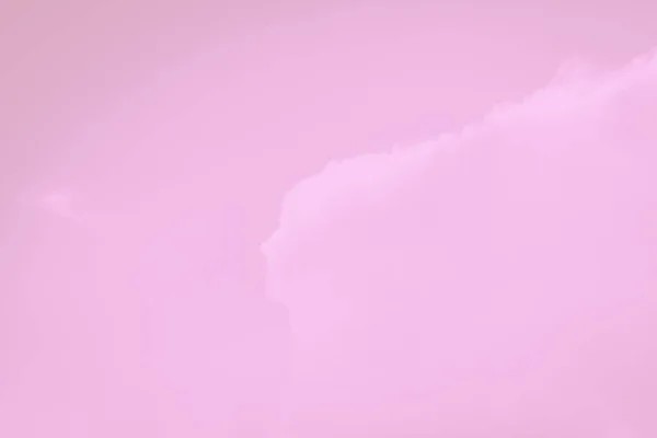 Розовое небо на фоне мягких нежных розовых облаков. Женский силуэт. Копирование пространства — стоковое фото
