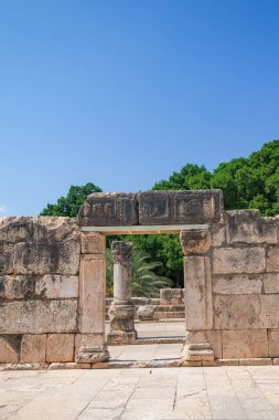 İsrail 'in Capernaum kentindeki eski balıkçı köyünde bir sinagogun kalıntıları. Mavi gökyüzü, güneşli gün
