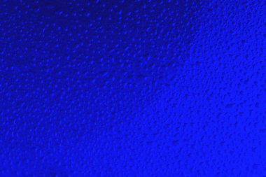 Derin doymuş mavi renk arkaplanı, su damlası desenli, bulanık arkaplan