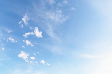 Soluk mavi bir arka planda güzel, yumuşak, yumuşak bulutlar.