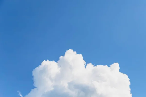 Vacker vit stor mjuk fluffig moln på en klarblå himmel bakgrund — Stockfoto