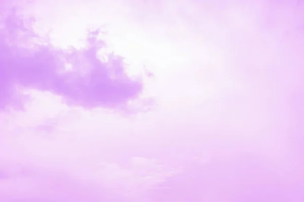 Cielo viola pallido rosa con nuvole viola. Sfondo cielo, spazio di copia — Foto Stock