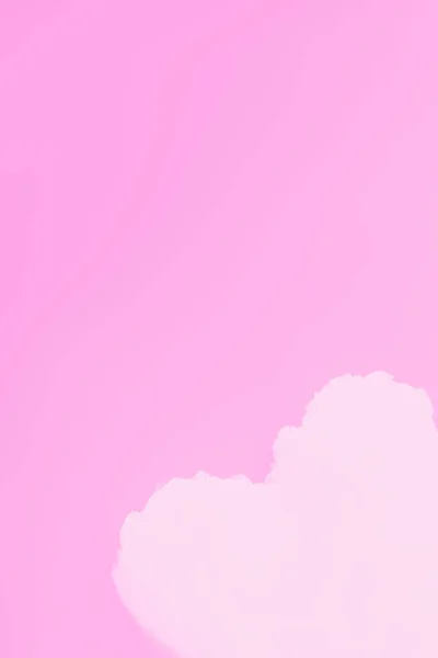 Bílý mrak ve tvaru srdce na růžovém pozadí. Kopírovat prostor — Stock fotografie